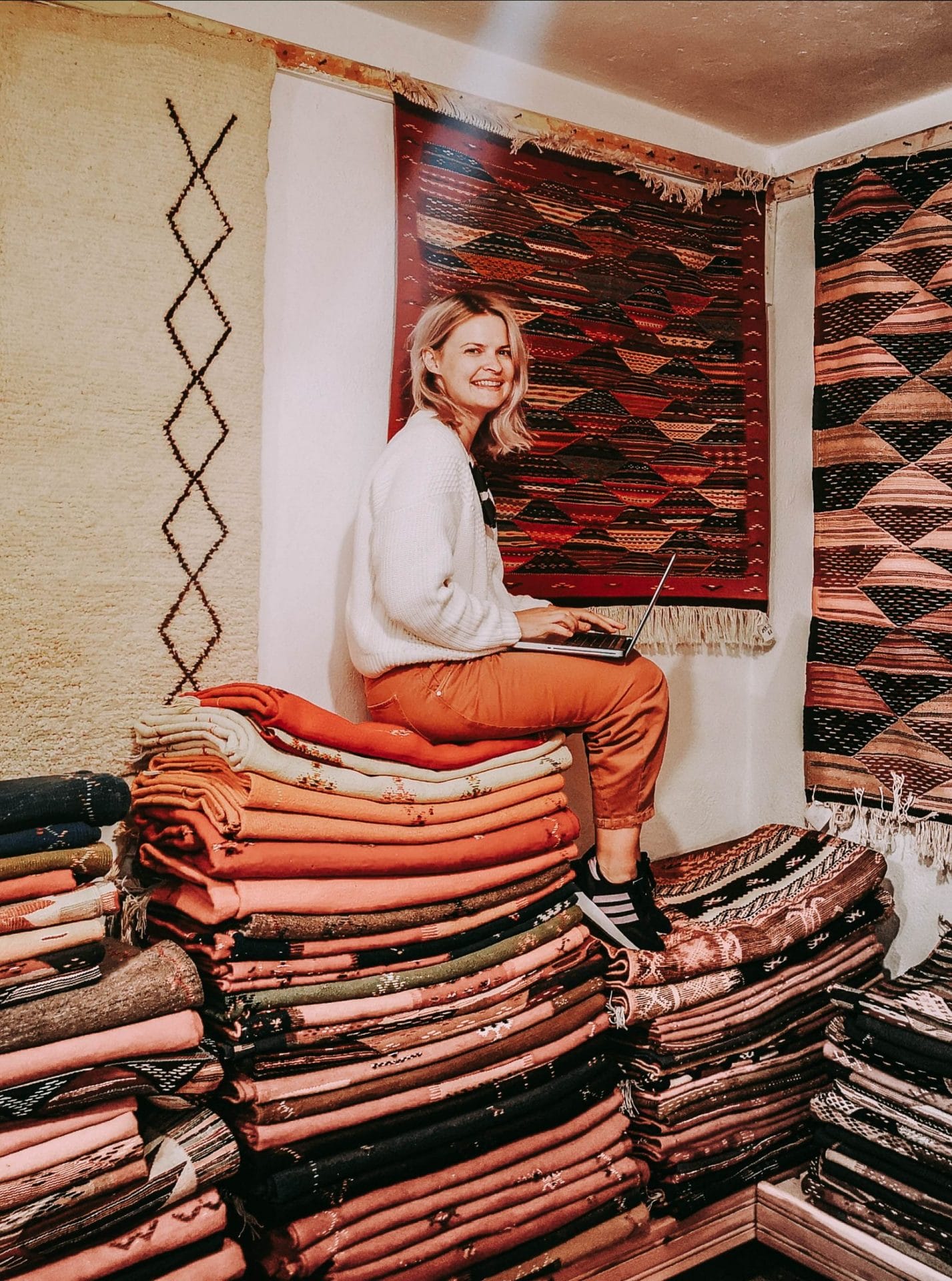 carpets carpet kilim morocco shop laptop freelancer girl morocco